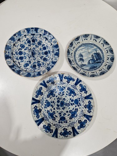 Lot 409 - Five 18th century Dutch Delft plates,...