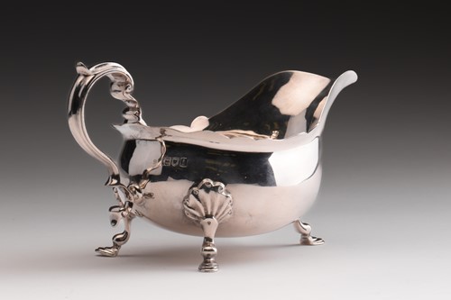 Lot 318 - An Edwardian silver sauce boat with undulating...