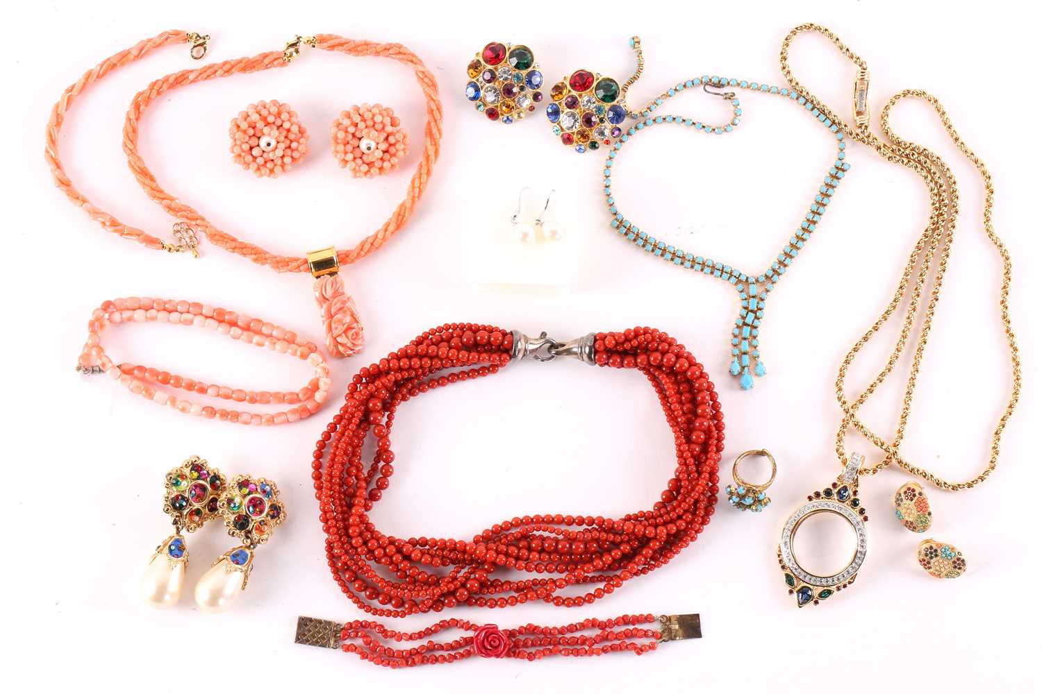 Lot 138 - A quantity of costume jewellery and coral bead...