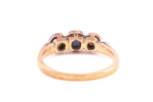 Lot 39 - A three-stone ring with sapphire and diamonds,...