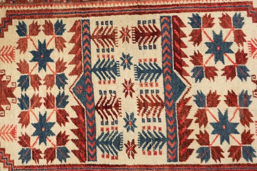 Lot 269 - A 20th-century ivory ground Bidjar rug with a...