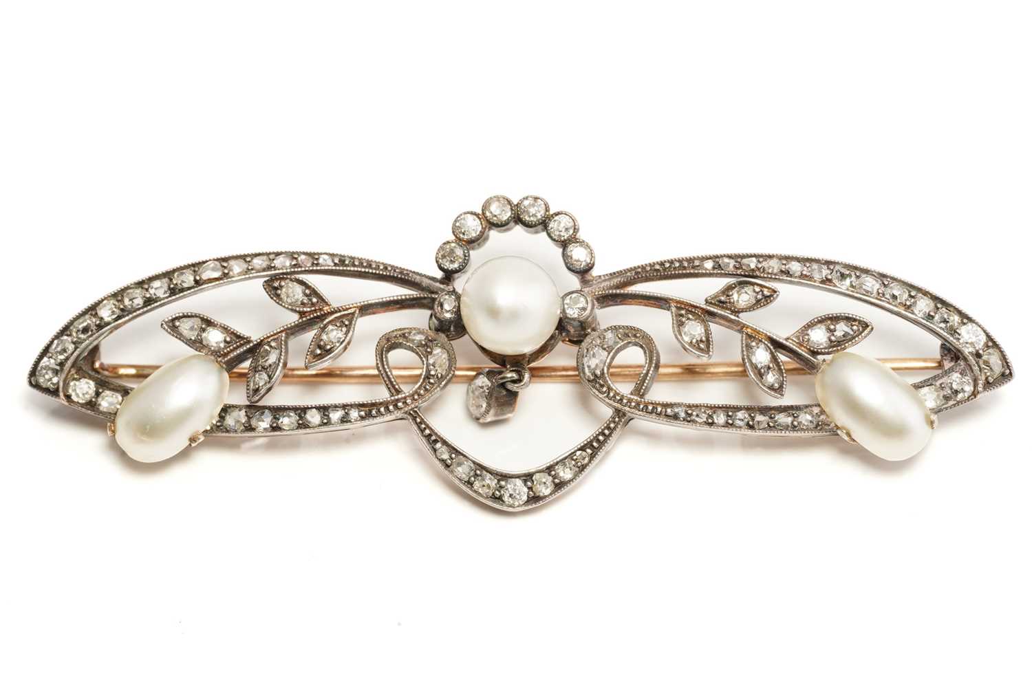 Lot 290 - An Edwardian pearl and diamond brooch,...