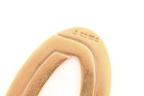 Lot 71 - An oval money clip in 18ct yellow gold,...