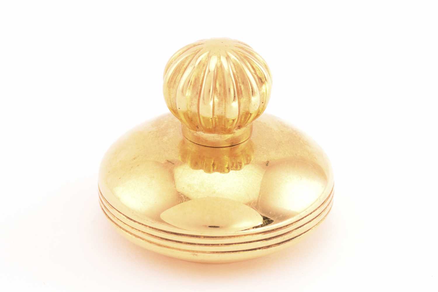 Lot 197 - A saucer-shaped pill box in 18ct yellow gold,...