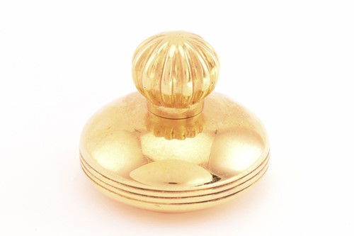 Lot 197 - A saucer-shaped pill box in 18ct yellow gold,...