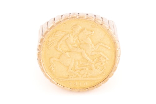 Lot 109 - A full sovereign ring in gold, featuring an...