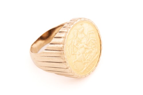 Lot 109 - A full sovereign ring in gold, featuring an...
