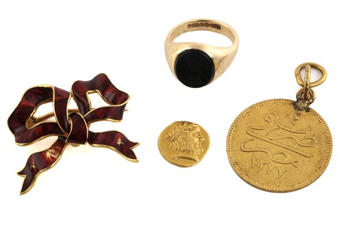 Lot 66 - A 9ct gold signet ring, an enamel brooch, a...