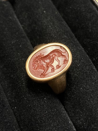 Lot 41 - An intaglio ring, a dress stud and a broken...