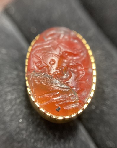 Lot 41 - An intaglio ring, a dress stud and a broken...