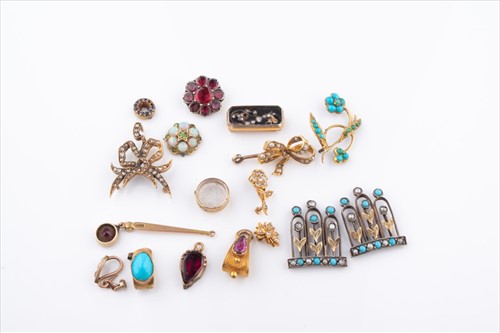 Lot 382 - A group of various pieces of jewellery items...