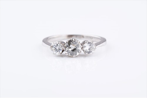 Lot 447 - A diamond ring set with three old round-cut...