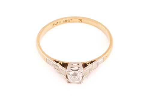 Lot 43 - A diamond solitaire ring, composed of an...