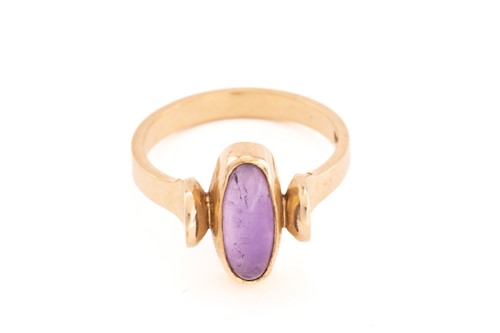 Lot 6 - An amethyst ring in 9ct gold, comprises an...