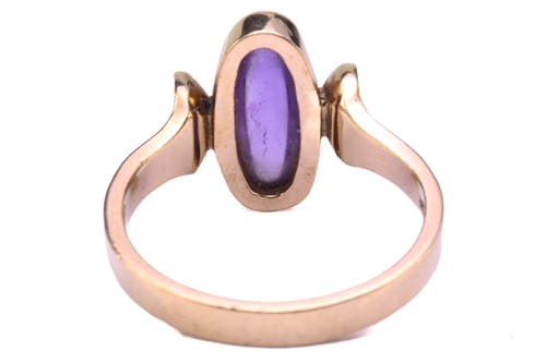 Lot 6 - An amethyst ring in 9ct gold, comprises an...