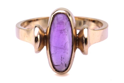 Lot 92 - An amethyst ring in 9ct gold, comprises an...