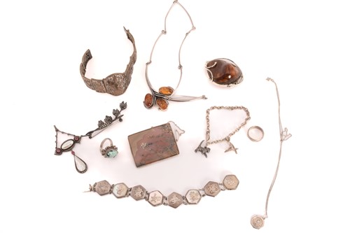 Lot 89 - An assemble of white metal jewellery; to...