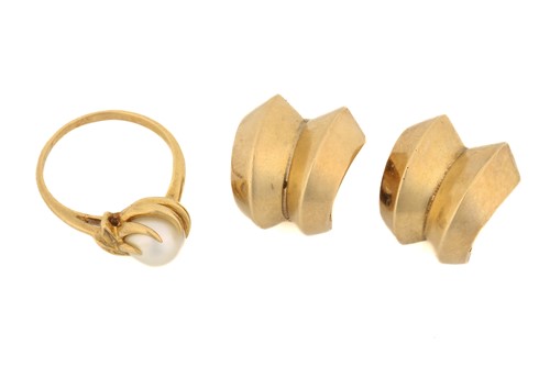 Lot 129 - A pair of clip-on earrings and a pearl ring;...