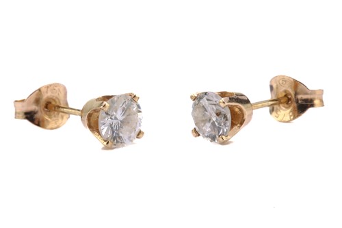 Lot 101 - A pair of diamond ear studs, each comprises a...