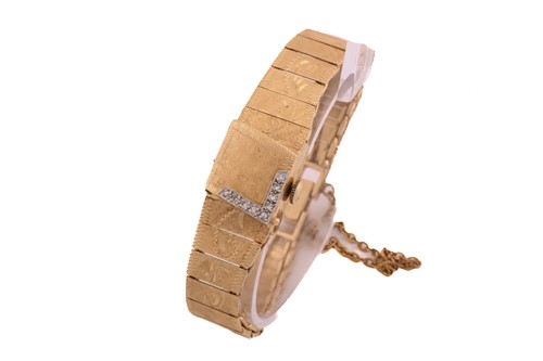 Lot 220 - A ladies 14ct yellow gold wristwatch, the...