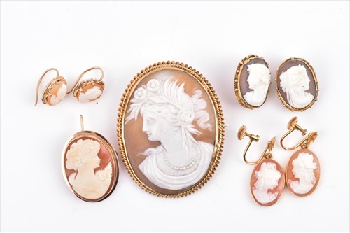 Lot 635 - A yellow gold mounted cameo brooch of oval...