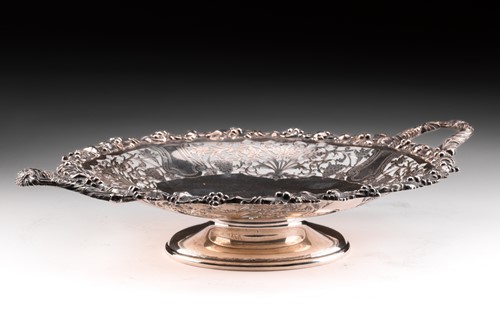 Lot 269 - A 20th-century heavy silver cake stand,...