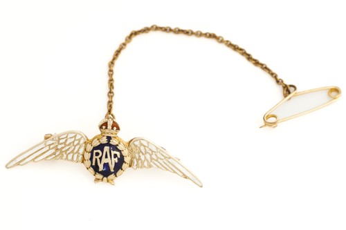 Lot 166 - A Royal Air Force sweetheart brooch in 9ct...