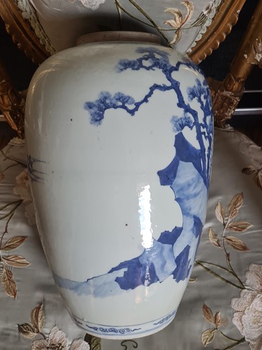 Lot 131 - A Chinese blue and white porcelain vase, Qing,...