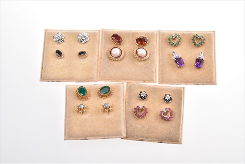 Lot 550 - Ten various pairs of yellow metal and gemstone...