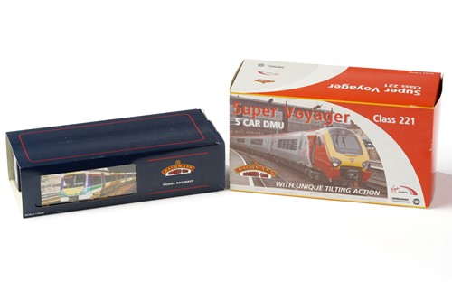 Lot 316 - A boxed Bachmann Virgin Trains Class 221 Super...