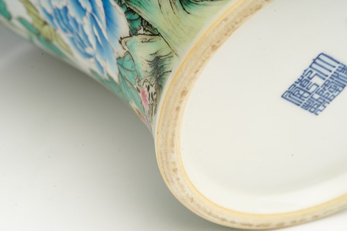 Lot 100 - A Chinese porcelain vase and cover, of meiping...