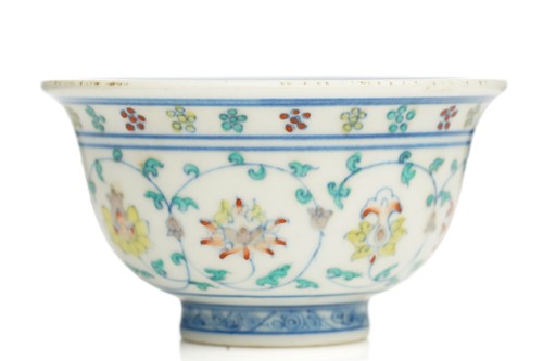 Lot 124 - A Chinese wucai tea bowl, the interior with...