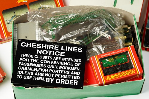 Lot 323 - A large quantity of model railway items, to...