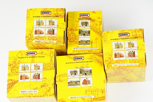 Lot 323 - A large quantity of model railway items, to...