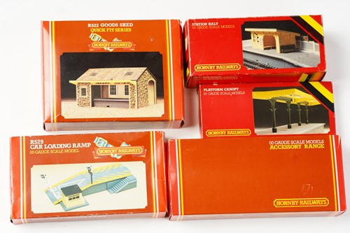 Lot 323 - A large quantity of model railway items, to...