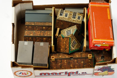Lot 323 - A large quantity of model railway items, to...