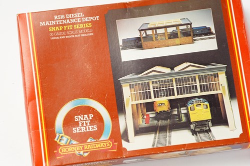 Lot 323 - A large quantity of model railway items, to...