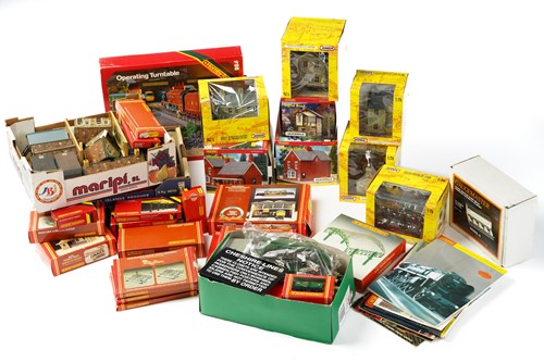 Lot 323 - A large quantity of model railway items, to...