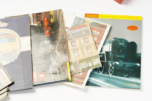 Lot 323 - A large quantity of model railway items, to...