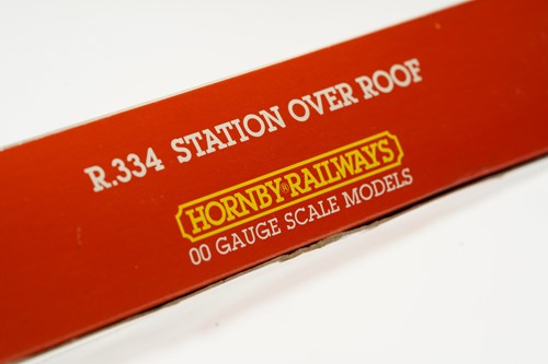 Lot 323 - A large quantity of model railway items, to...