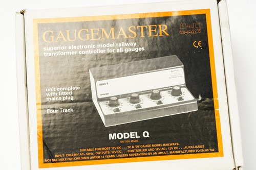 Lot 323 - A large quantity of model railway items, to...