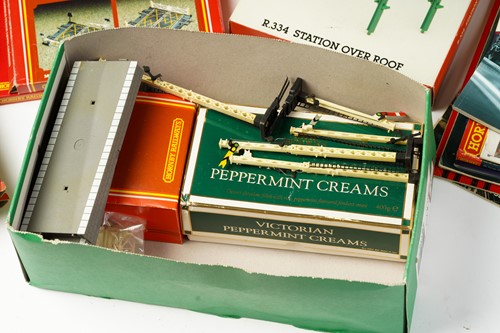 Lot 323 - A large quantity of model railway items, to...