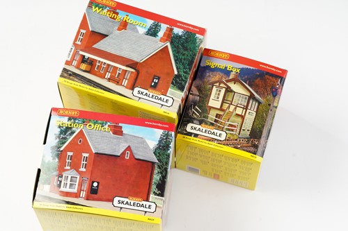 Lot 323 - A large quantity of model railway items, to...