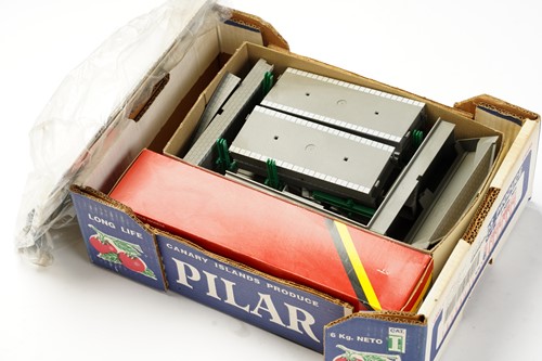 Lot 323 - A large quantity of model railway items, to...