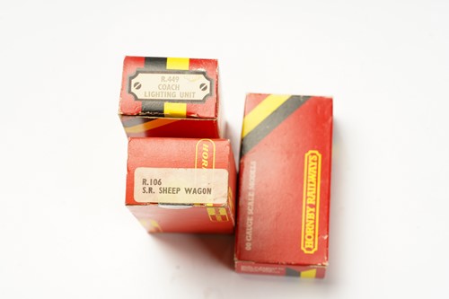 Lot 323 - A large quantity of model railway items, to...