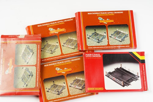 Lot 323 - A large quantity of model railway items, to...