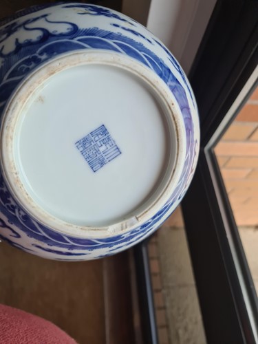 Lot 154 - A Chinese blue & white dragon vase,...