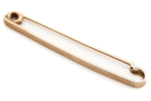 Lot 133 - A small aggregate of 9ct gold items; A square...