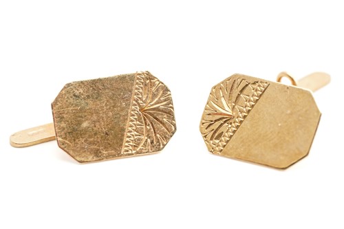 Lot 133 - A small aggregate of 9ct gold items; A square...