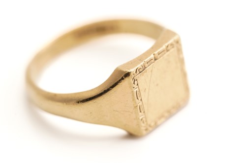 Lot 133 - A small aggregate of 9ct gold items; A square...
